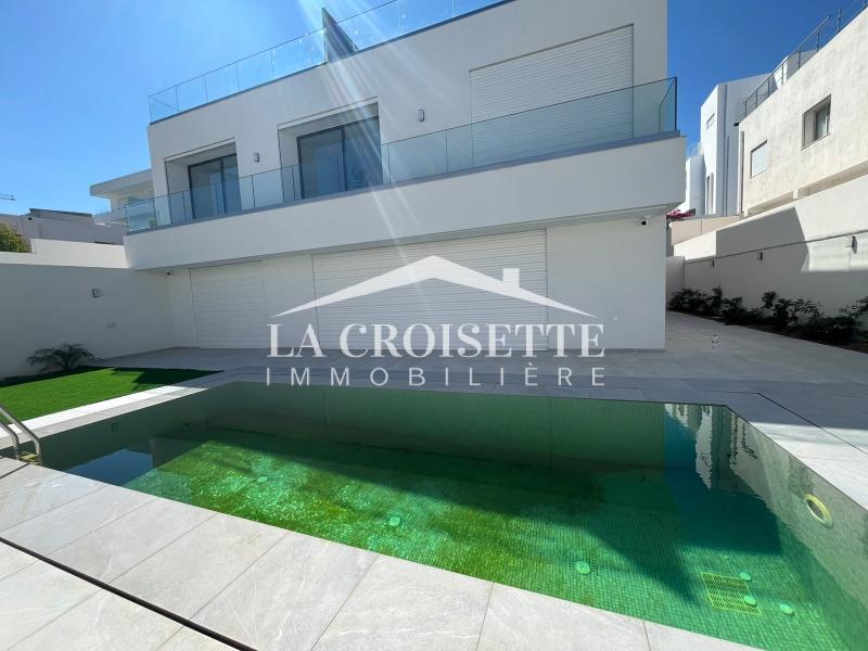 Villa S+3 avec piscine et jardin à Gammarth